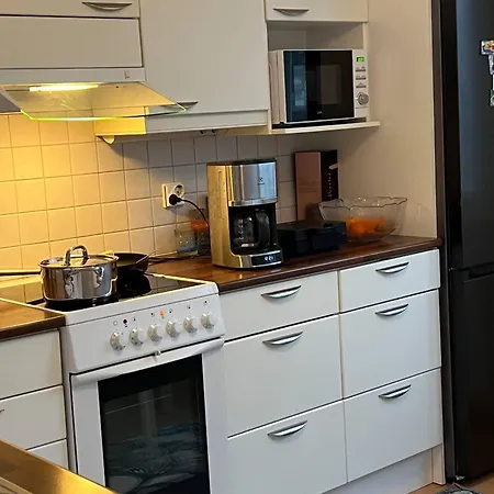 Lägenhet 2 Bedrooms Flat At Train Station *