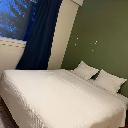 2 Bedrooms Flat At Train Station Lägenhet *